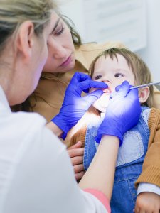 Auch babys sollten zur Zahnvorsorge gehen